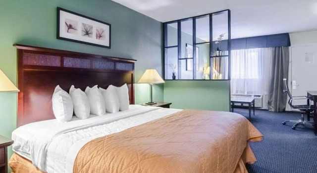 Люкс с видом на бассейн Rodeway Inn & Suites Williamsburg Central