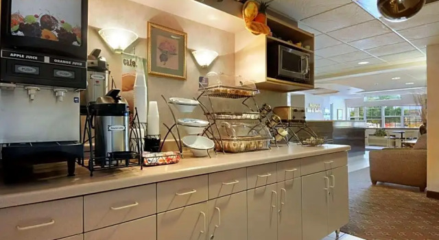Номер Deluxe Microtel Inn & Suites by Wyndham Bloomington MSP Airport