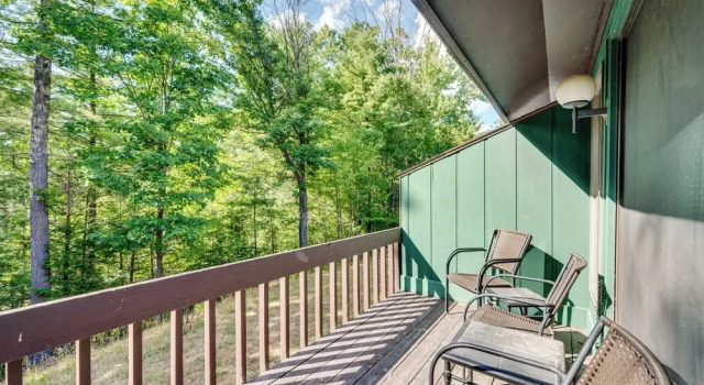 Апартаменты Near Skiing & Hiking! North Conway Gem w/ Balcony