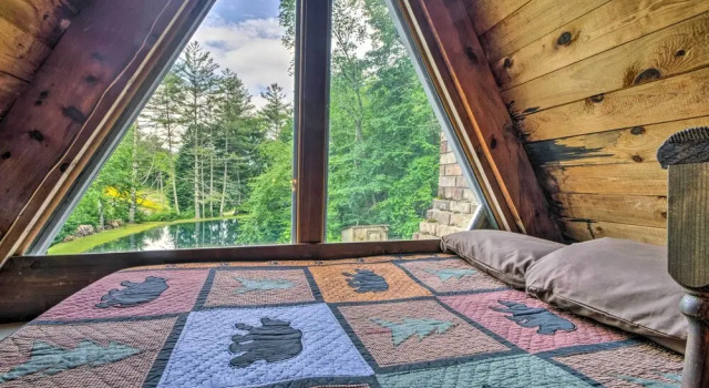 Serene Todd Getaway w/ Private Pond & Creek Views!, Varaa Hotelli Todd Pohjois-Carolina