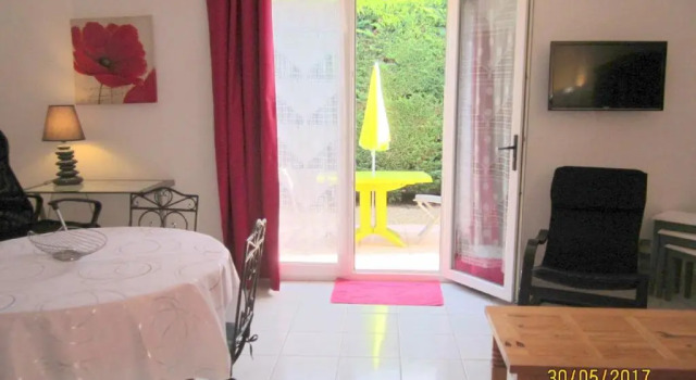 Villa ClaireLou, Book Villa Sommerhuse i Pertuis, Hytte