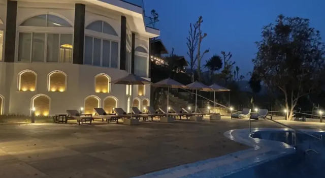 An Extravagant Pushp Villa Overlooking the Ganges