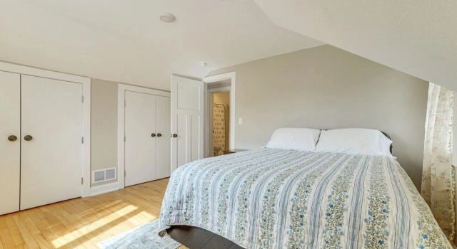 Walk to Dtwn: Rochester Home, Private Deck + Yard!, Book Feriehus Sommerhuse i Rochester, Hytte