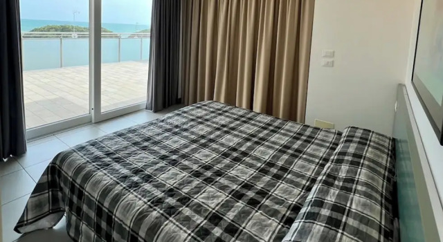 Penthouse With Rooftop Terrace and sea Views, Book Lejlighed Hoteller i Friuli Venezia Giulia med parkering, Parkering