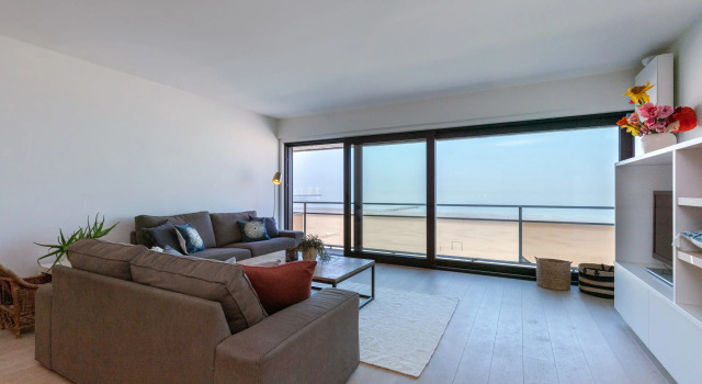 Luxuriuous family apartment with beach view