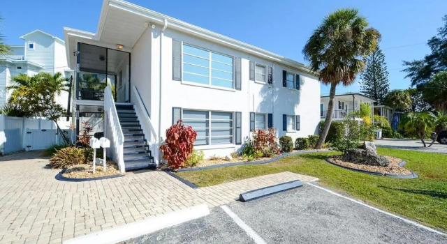 Canal 309 - Right in Siesta Key Village!, Забронировать Отель Отели Сиеста-Ки с парковкой, Парковка