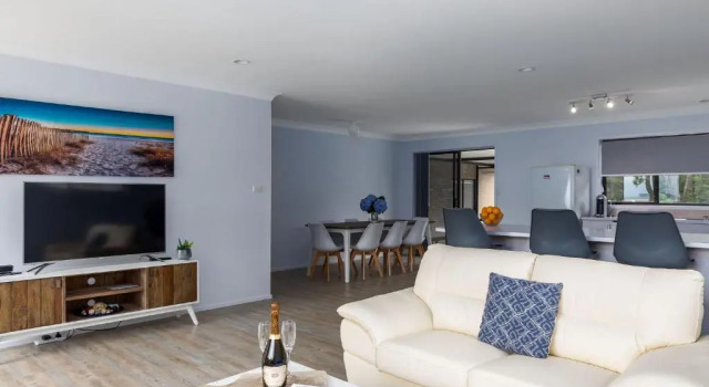 Moona Beach House Jervis Bay Rentals, Забронировать Отель Хаскиссон Джервис-Бэй, рядом с Пляж Коллингвуд