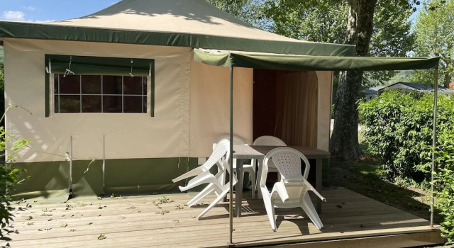 Семейный тент с балконом TONNEAU HERBERGEMENT INSOLITE AU CAMPING DES NIERES