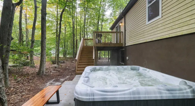 Коттедж Moshannon Tree-lined Pocono Retreat w/ Hot Tub, Firepit & Pool Table