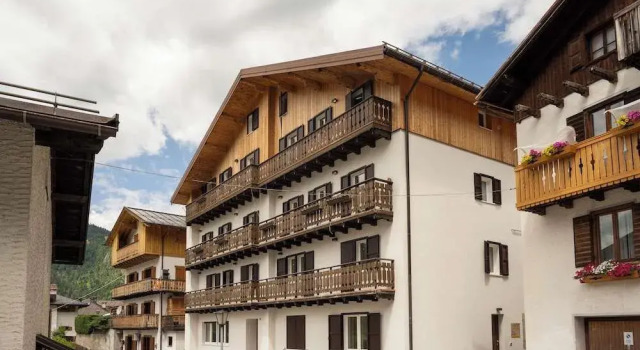 SnowLake Suite & Apartments