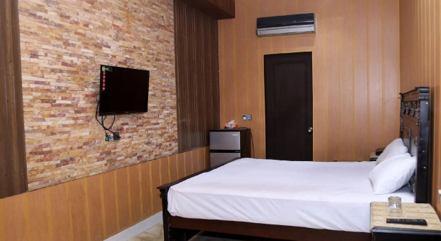 Hotel 12J, Book Hotel Hotels in Gulberg with Parking, Parking