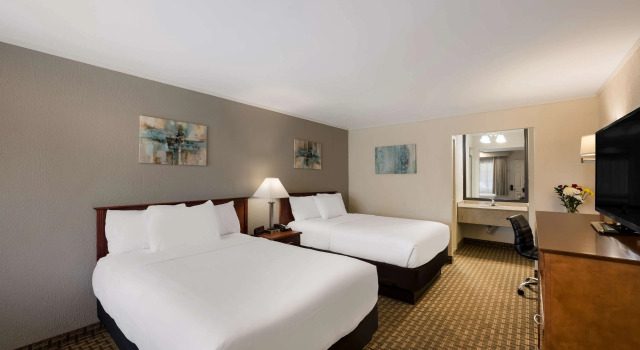 Четырёхместный номер Standard SureStay Plus by Best Western Woodbury Inn