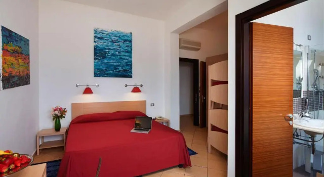 Четырёхместный номер Standard с балконом и с видом на море Hotel Cala Luna