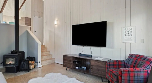 Pet-Friendly Pine Knoll Private Home with Hot Tub and Fire Pit by RedAwning, Rezerwuj Hotel Bend Bachelor