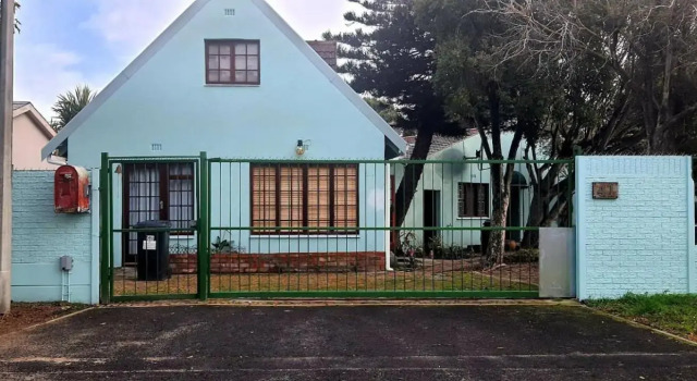 Cozy Cottage +/- 500m from the beach, Забронировать Дом для отпуска Отели Cape Peninsula с парковкой, Парковка