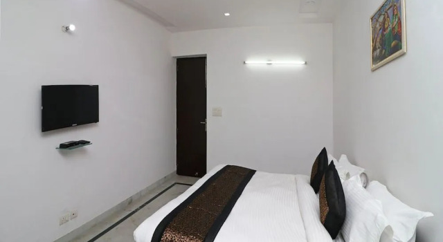 OYO 11533 Hotel Green view, Забронировать Отель Нойда штат Уттар-Прадеш