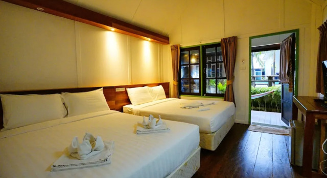 Коттедж Apple Beachfront Resort