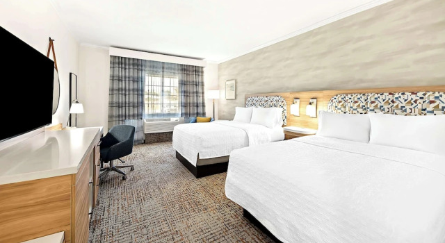 Четырёхместный номер Standard с балконом Hampton Inn Morgan Hill