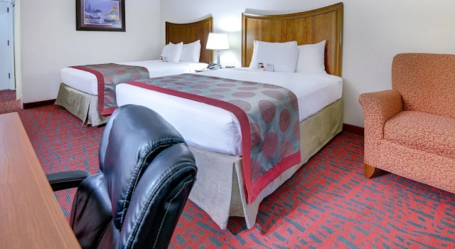 Четырёхместный номер Standard с балконом Ramada by Wyndham Metairie New Orleans Airport