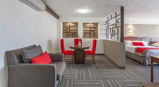 Номер Luxury Ramada Plaza by Wyndham Leon
