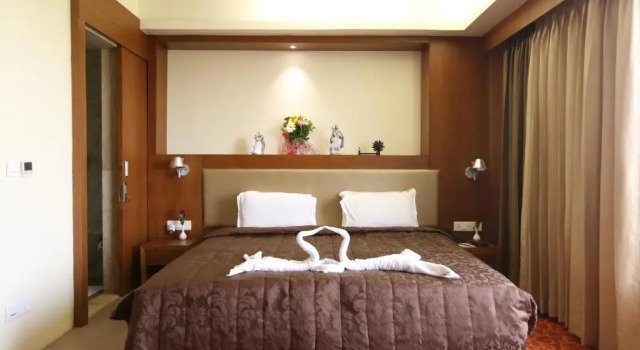 Полулюкс SilverCloud Hotel and Banquets
