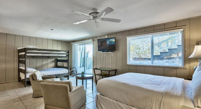 Mockingbird Lane, Rezerwuj Hotel Hotele w Emerald Coast z parkingiem, Parking