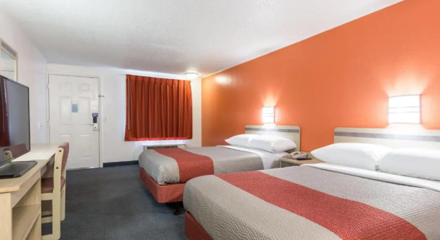 Четырёхместный номер Standard Travelodge by Wyndham Lansing