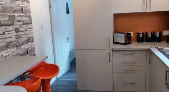 Апартаменты Beach Apartment - Sleeps 4, Garden & Parking