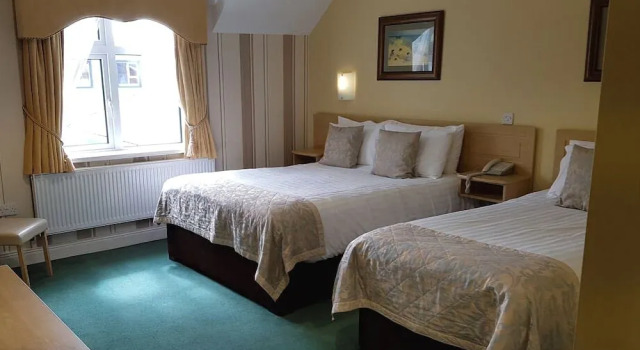 The Harbour Inn, Book Bed and Breakfast Hoteller i Wild Atlantic Way med parkering, Parkering