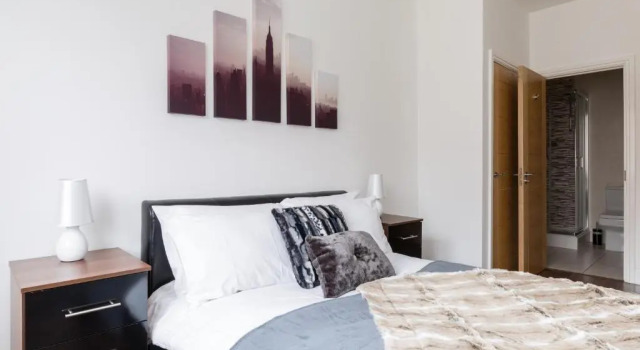 Zen Modern 2 Bedroom Apartment close to city centre ideal for a group of 4-6, Book Lejlighed Hoteller i Birmingham med parkering, nær Shakespeare Express, Parkering