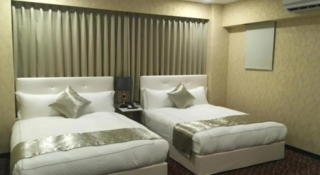 Четырёхместный номер Standard с балконом Chi Shing Hai Hotel