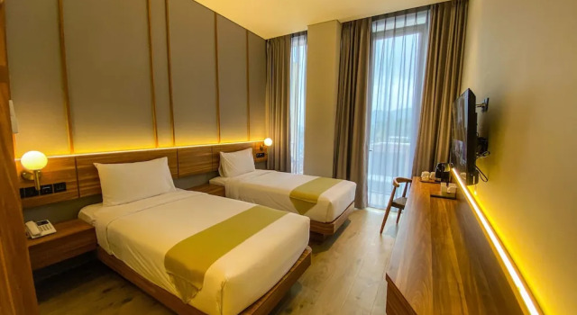 Premier Twin room with balcony Facade Hotel by Azana