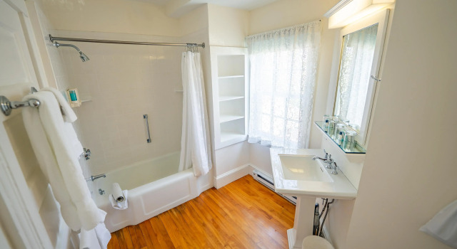 Кровать в общем номере The Colony Hotel Kennebunkport