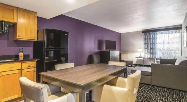 Четырёхместный люкс с красивым видом из окна La Quinta by Wyndham Glenwood Springs
