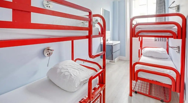 Кровать в общем номере Astor Kensington Hostel
