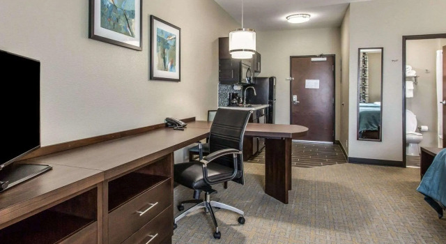 Четырёхместный люкс MainStay Suites Midland