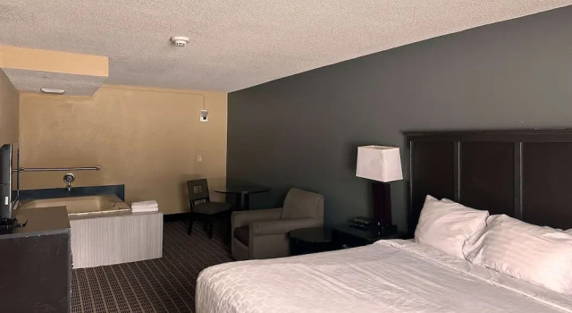 Двухместный люкс Days Inn & Suites by Wyndham Norton Shores Muskegon