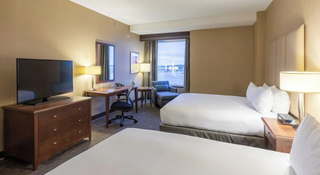 Четырёхместный клубный номер Standard с видом на гавань Saint John Harbourfront Hotel