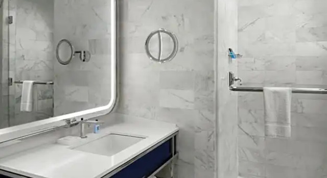Четырёхместный номер Deluxe с видом на залив Fontainebleau Miami Beach