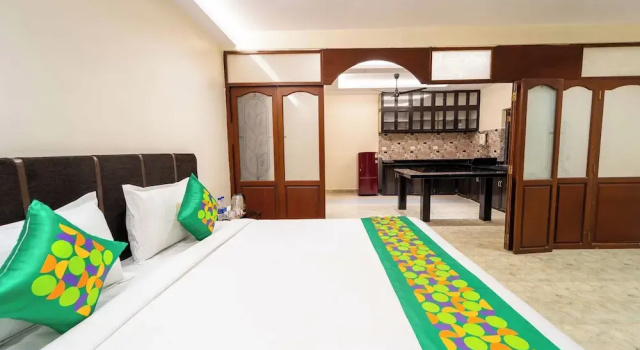 Номер Premium с балконом Treebo Grand Royale Eco Residency with Pool