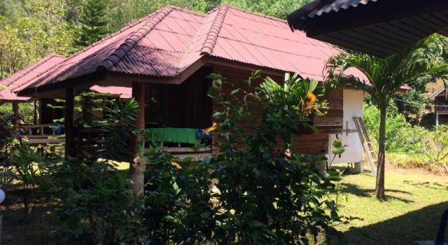 Двухместный номер Standard с балконом и с красивым видом из окна Namtok Bungalows