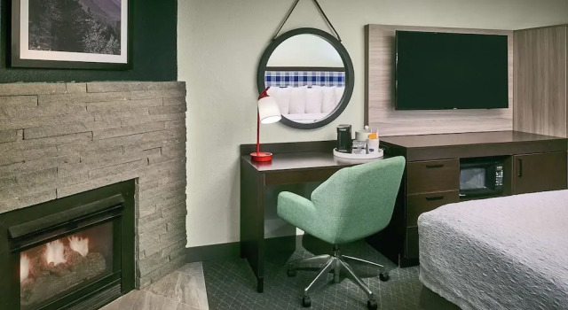 Двухместный номер Standard с балконом и с видом на воду Hampton Inn Gatlinburg