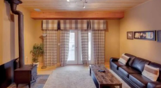 Кровать в общем номере 5 Bed Blue Mountain Luxury Chalet with Hot Tub 159