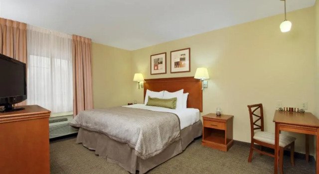 Двухместный люкс c 1 комнатой Candlewood Suites Norfolk Airport by IHG