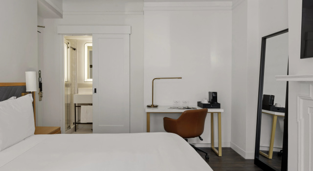 Newly Renovated Rooms at Club Quarters Hotel Times Square, New York, Забронировать Отель Отели Нью-Йорка 4 звезды, рядом с Bergdorf Goodman, 4*