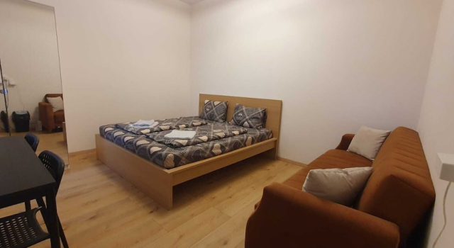 Affordable Private Rooms Close to City Center with Smart TV