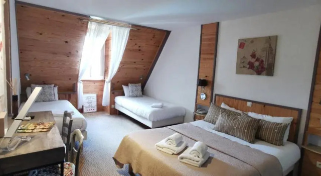 Четырёхместный номер Comfort с красивым видом из окна Hôtel Bien-Être Aux Cyprès de Marquay-Calme et élégance-Laissez-vous porter par une ambiance chaleureuse où chaque instant compte-Découvrez un havre de paix où nature et confort se marient pour vous offrir une expérience unique- Réservez dès aujourdhui