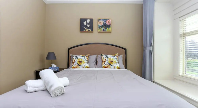 Grand 4 Bedroom Vacation House near Vancouver Downtown