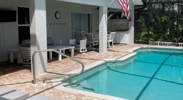 "Cast-Away" House I Immaculate 4 Bed Waterfront Home, Забронировать Отель Отели Марко-Айленд с парковкой, рядом с Marco Island Medical Center, Парковка