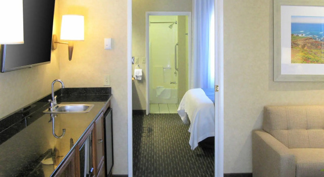 Четырёхместный люкс с видом на воду Quality Suites Downtown San Luis Obispo